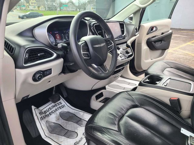 Used 2022 Chrysler Pacifica Touring-L image 12