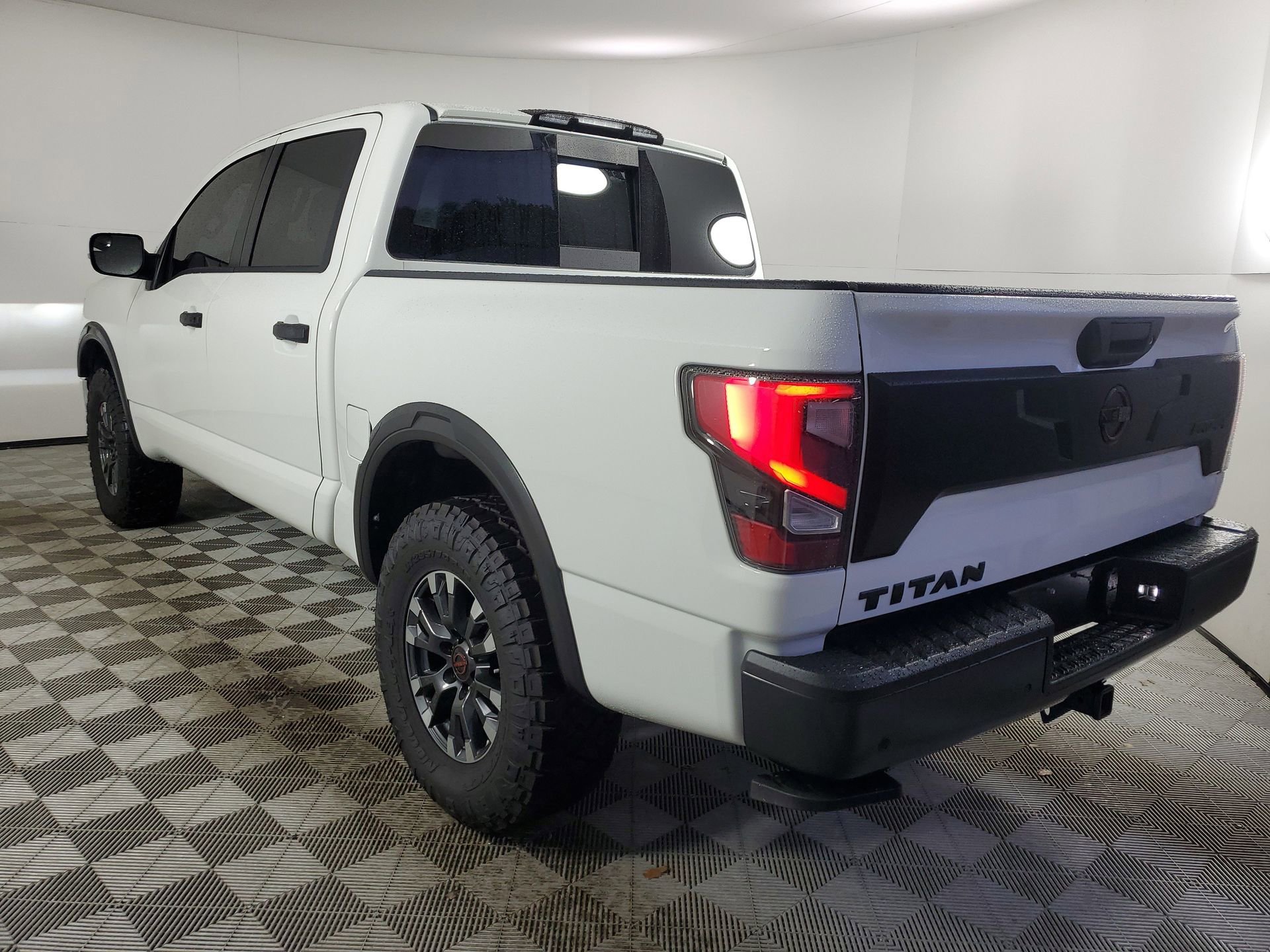 Used 2024 Nissan Titan PRO-4X w/ Pro-4x Convenience Package image 10