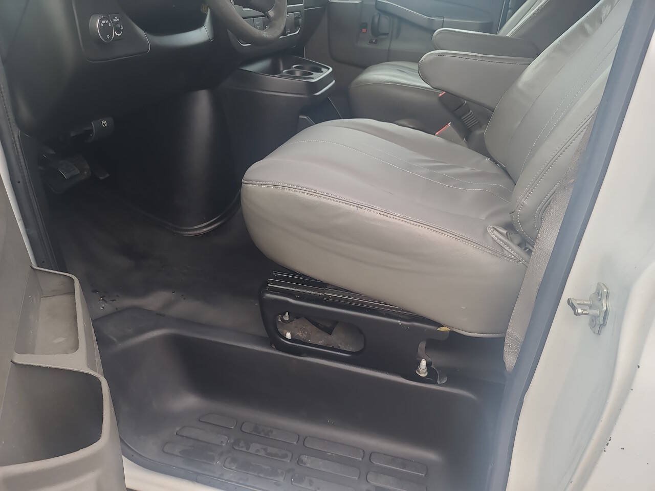 Used 2018 Chevrolet Express 2500 RWD image 20