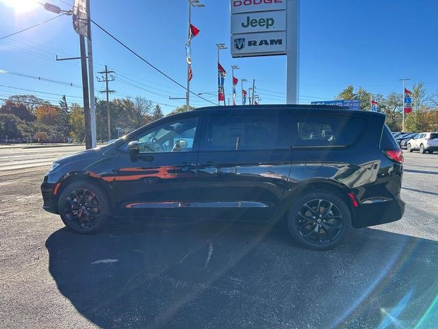 New 2026 Chrysler Pacifica Select image 6