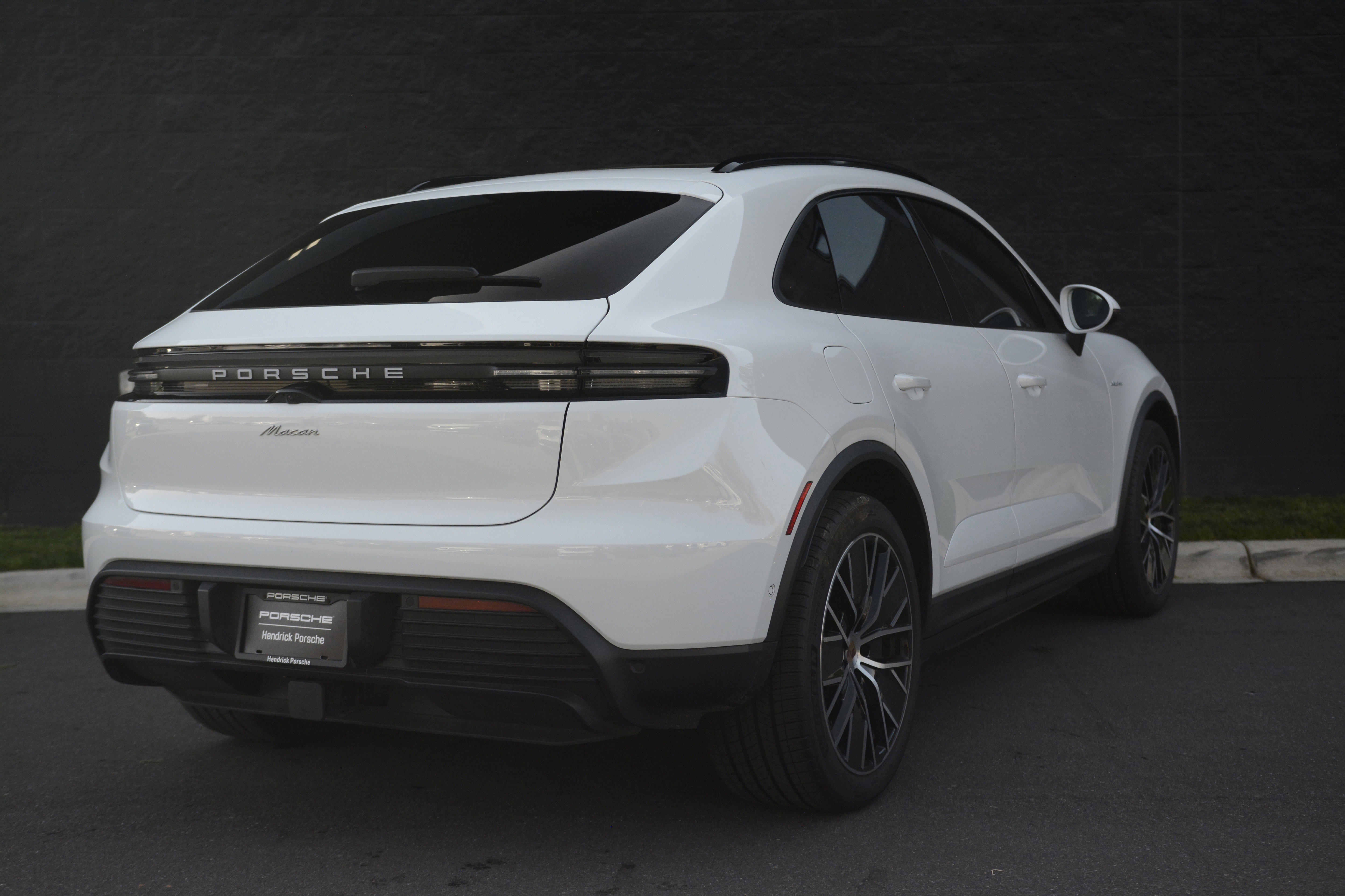 Certified 2025 Porsche Macan Electric image 7