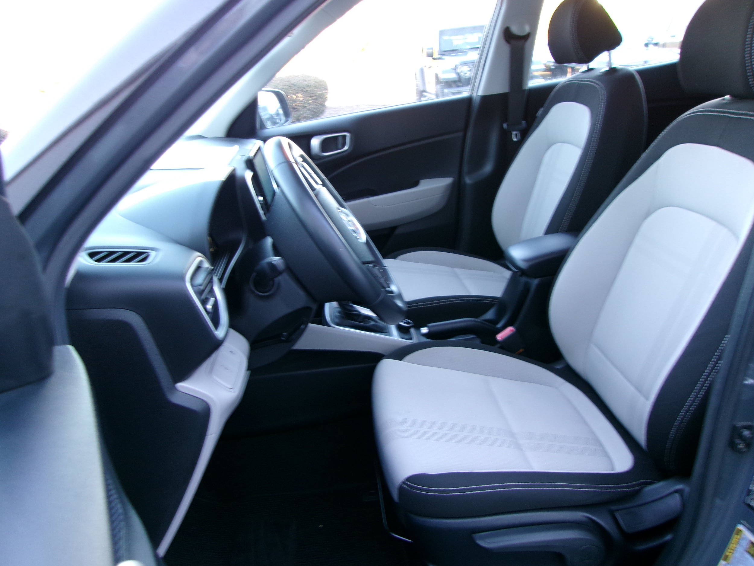 Used 2024 Hyundai Venue SEL FWD image 13