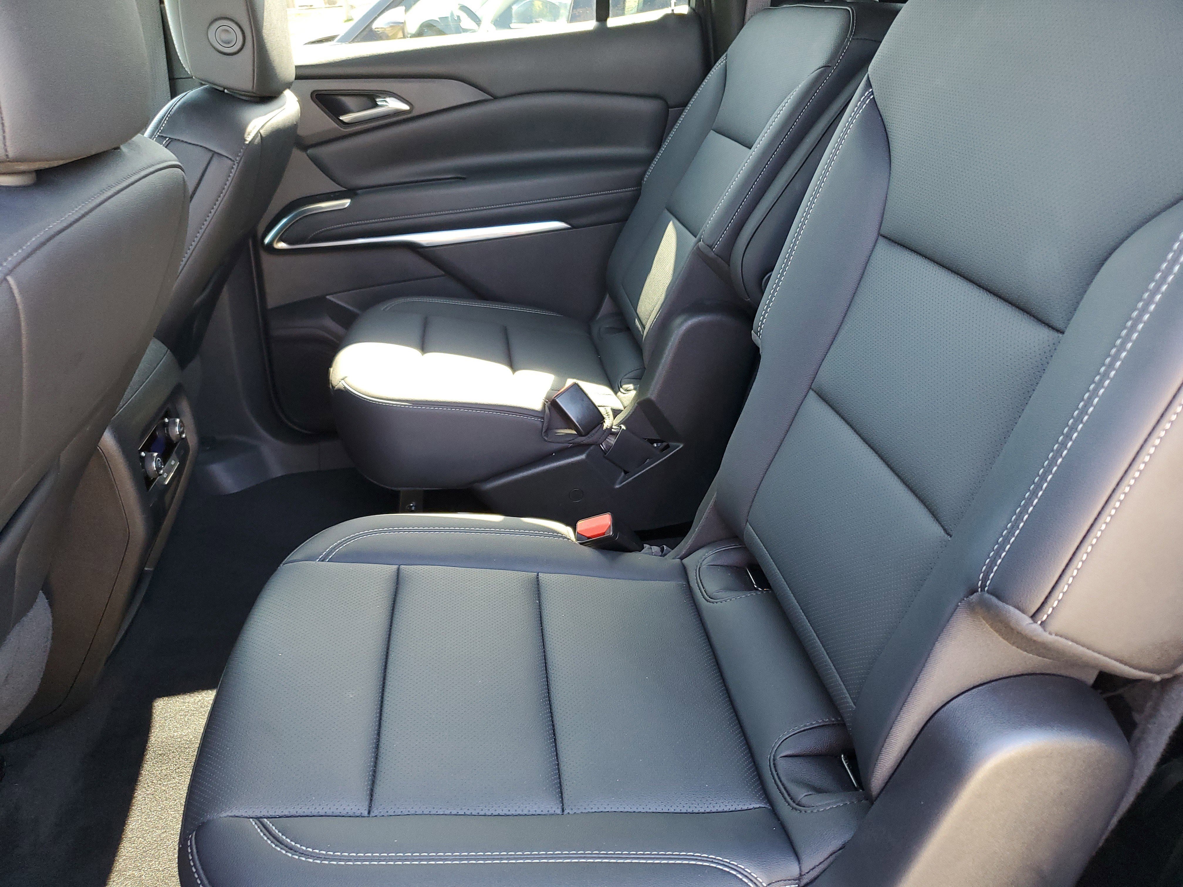 Used 2025 Chevrolet Traverse LT image 12