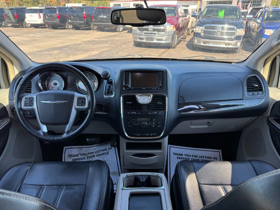 Used 2014 Chrysler Town & Country Touring FWD image 22