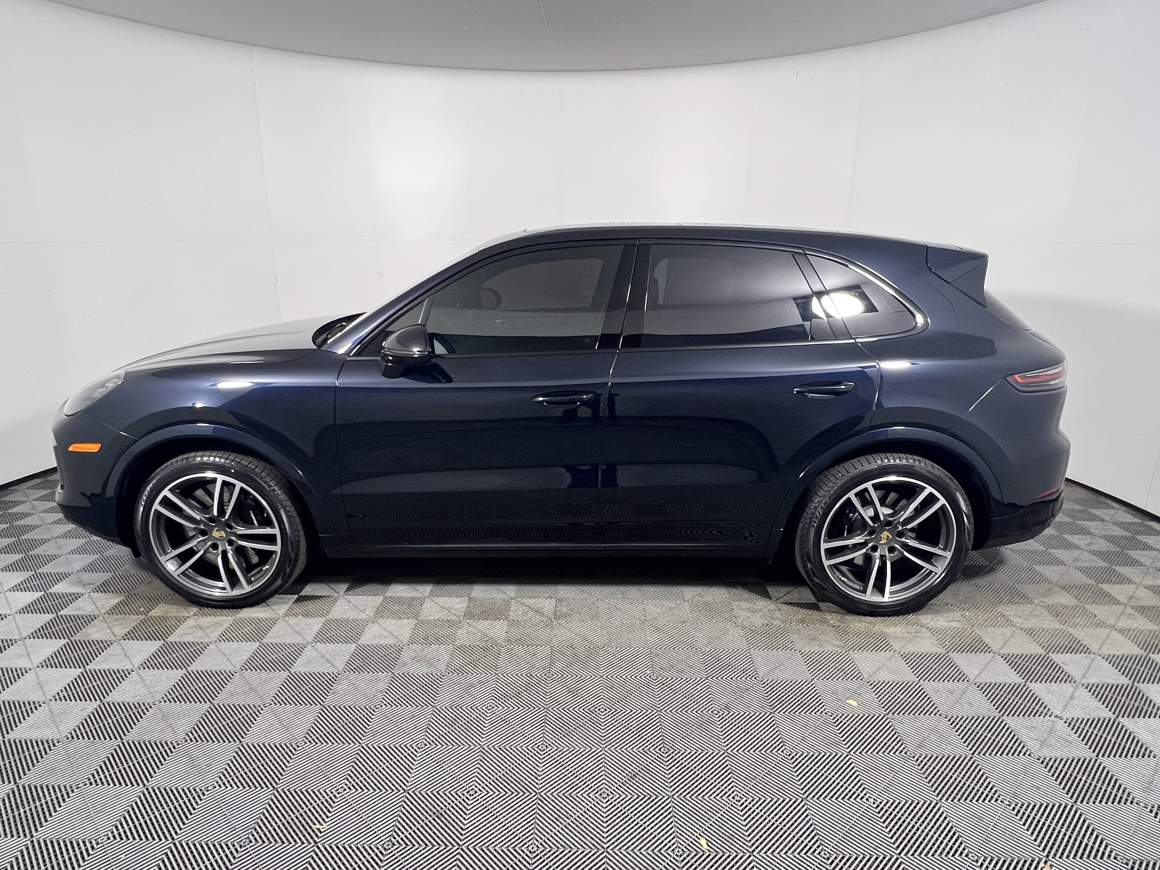 Certified 2023 Porsche Cayenne Turbo AWD/4WD image 2