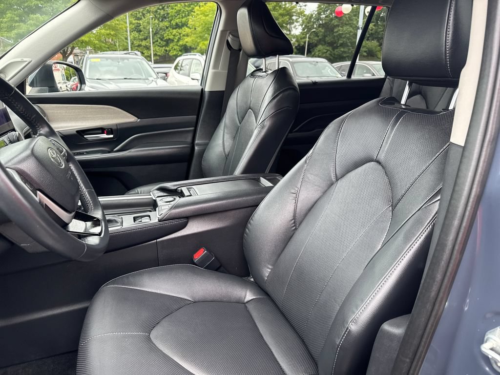 Used 2024 Toyota Grand Highlander AWD image 16