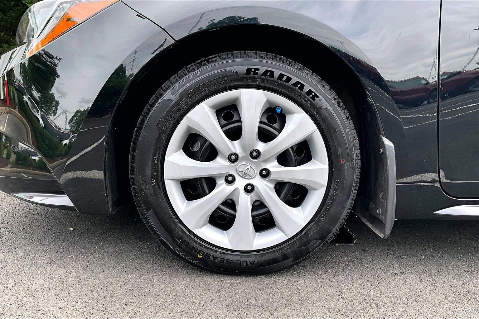 Used 2023 Toyota Corolla LE w/ Carpet Mat Package (TMS) FWD image 9