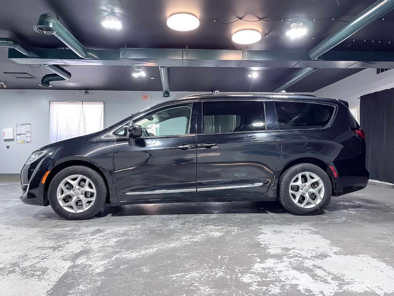 Used 2017 Chrysler Pacifica Touring-L w/ Tire & Wheel Group image 5