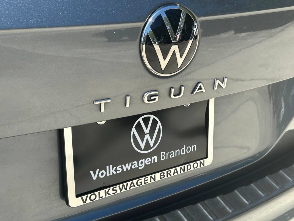 Certified 2023 Volkswagen Tiguan SE R-Line FWD image 28