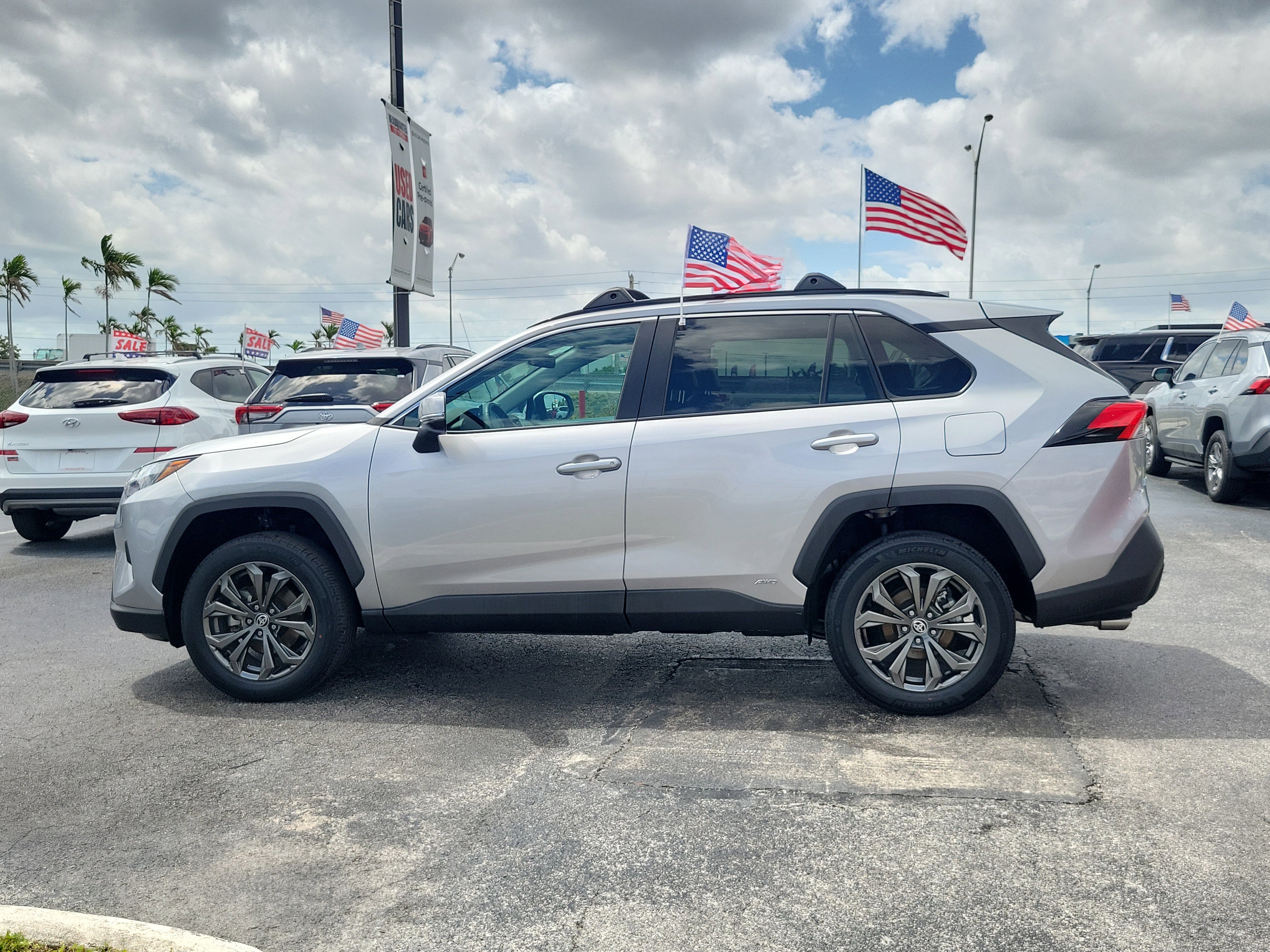 Used 2023 Toyota RAV4 XLE Premium image 7