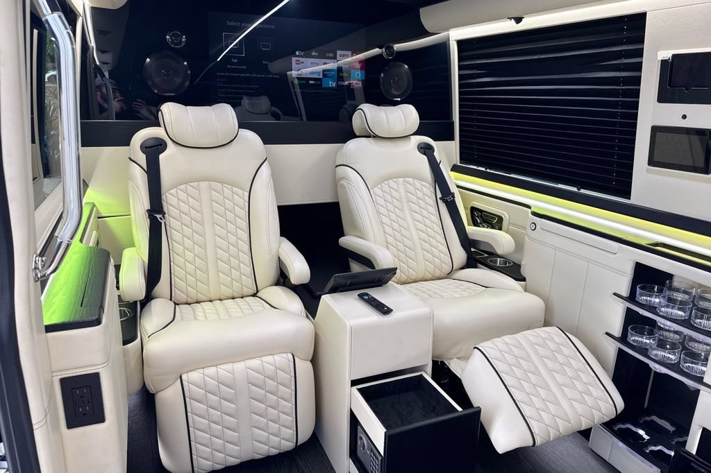 Used 2025 Mercedes-Benz Sprinter 2500 image 18