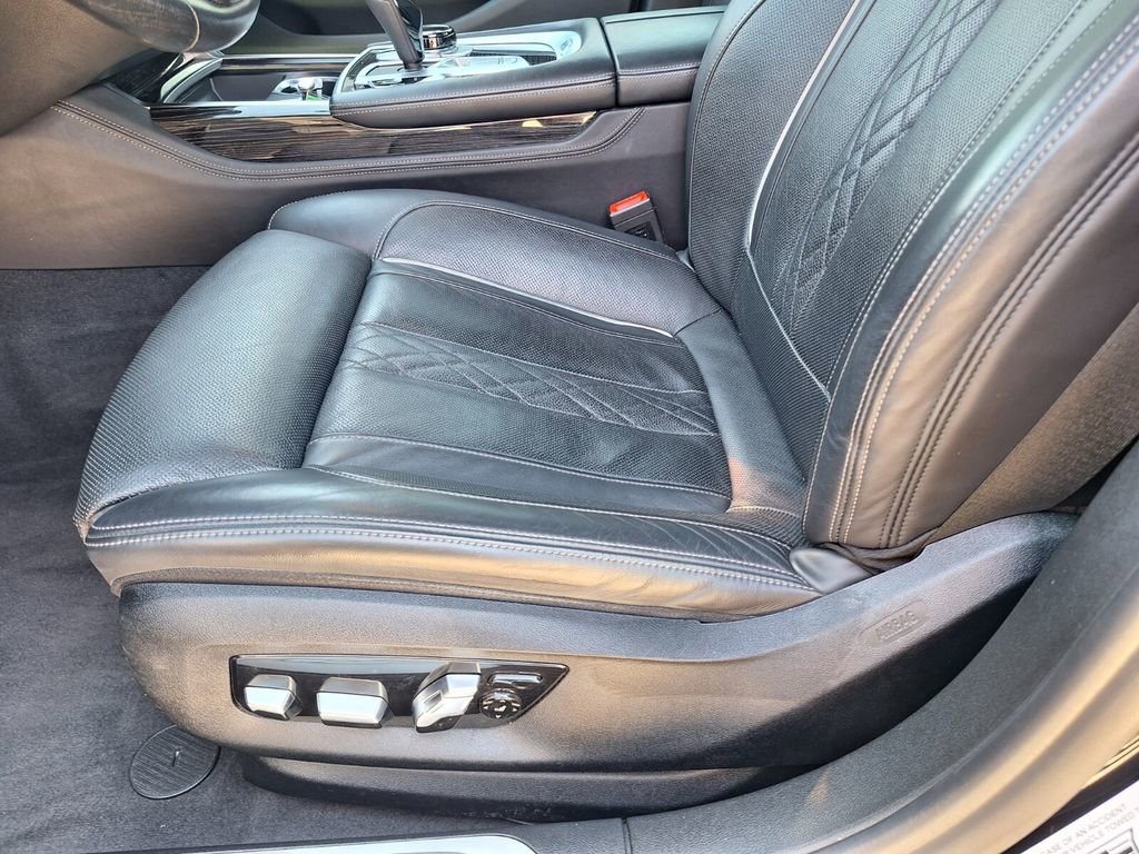 Used 2019 BMW 740i w/ Executive Package image 32