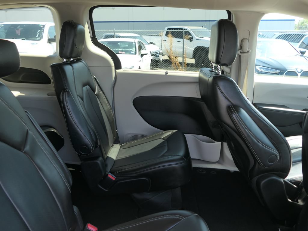 Used 2023 Chrysler Pacifica Touring-L FWD image 22
