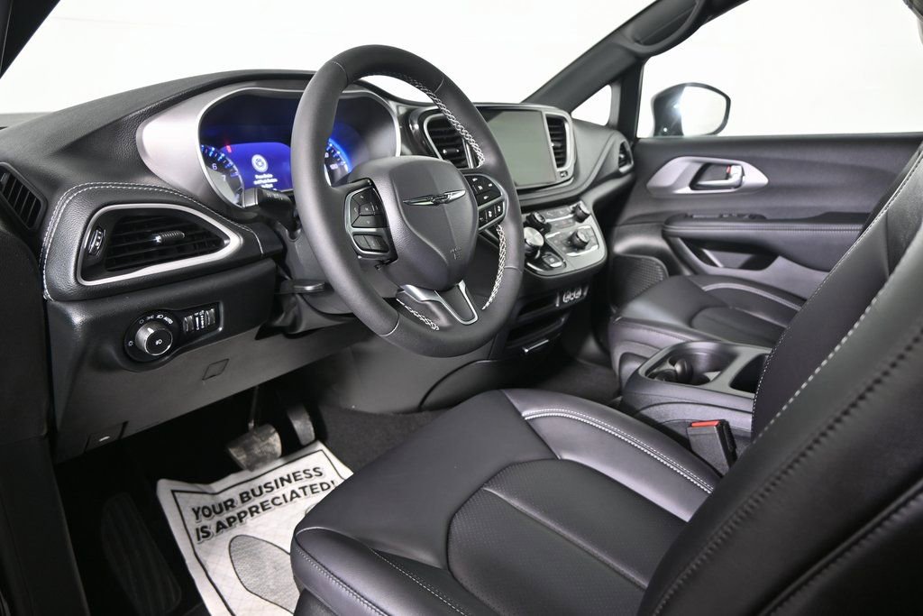 Used 2025 Chrysler Pacifica Select FWD image 22