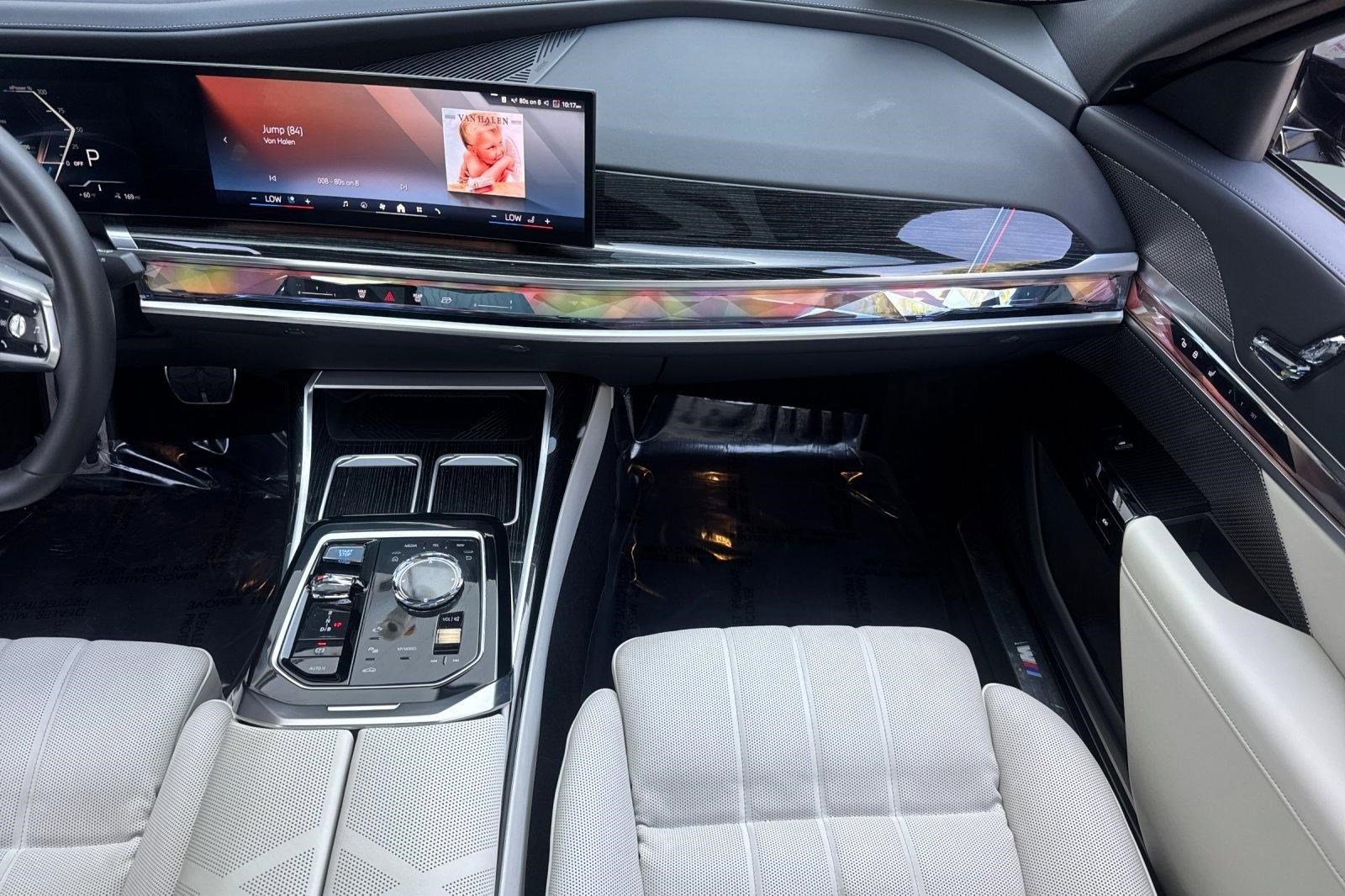 Used 2024 BMW i7 xDrive60 w/ Premium Package 2 AWD/4WD image 29