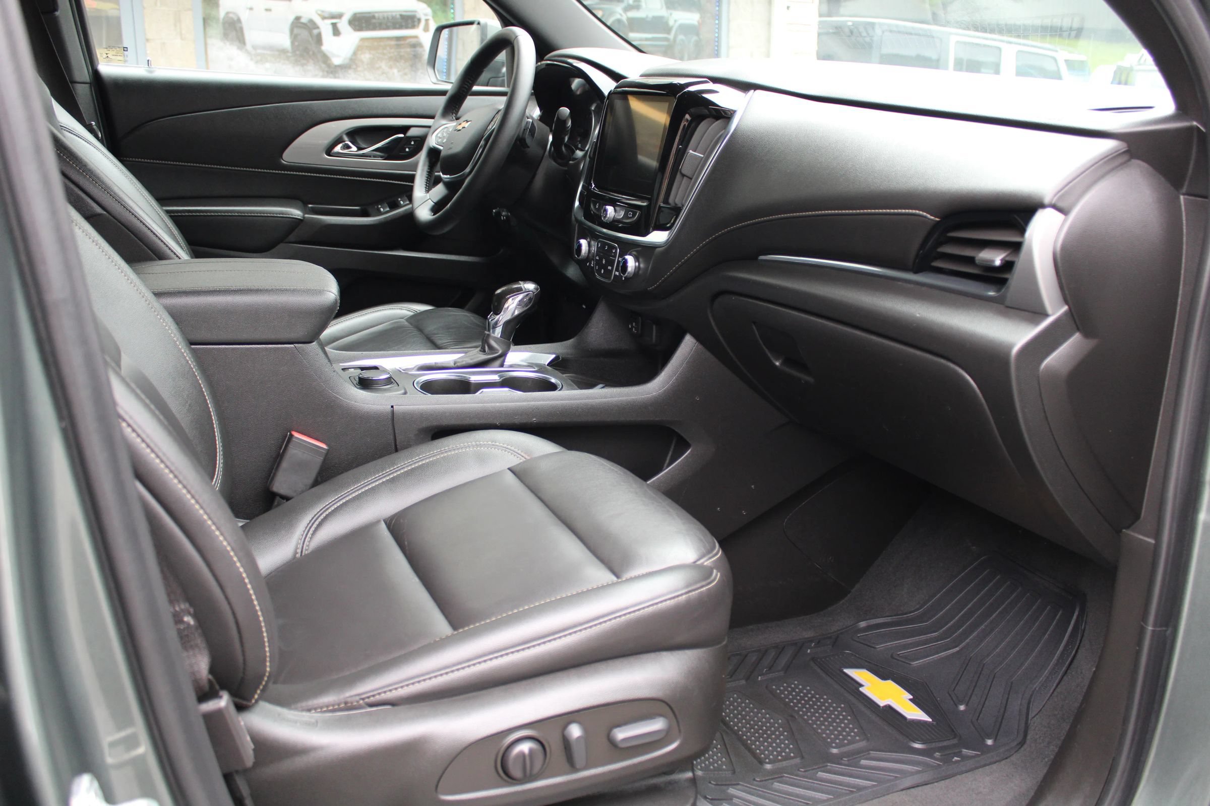 Used 2022 Chevrolet Traverse LT w/ LT Premium Package AWD/4WD image 7
