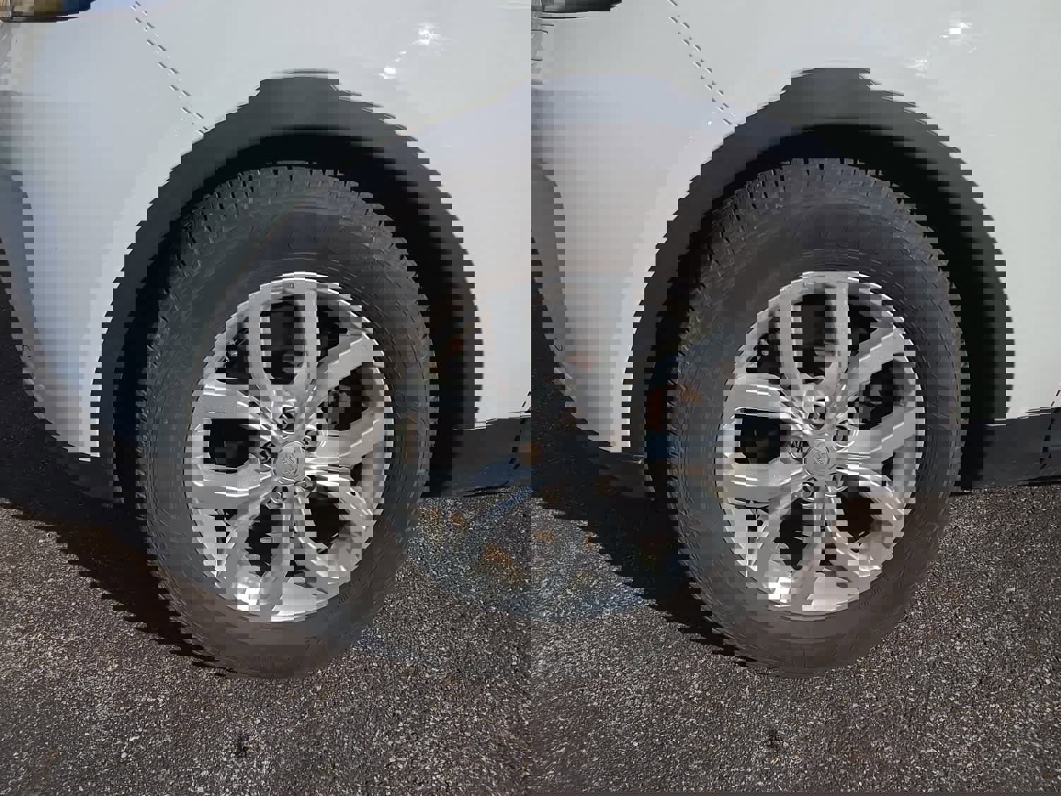 Used 2017 Land Rover Discovery SE image 13