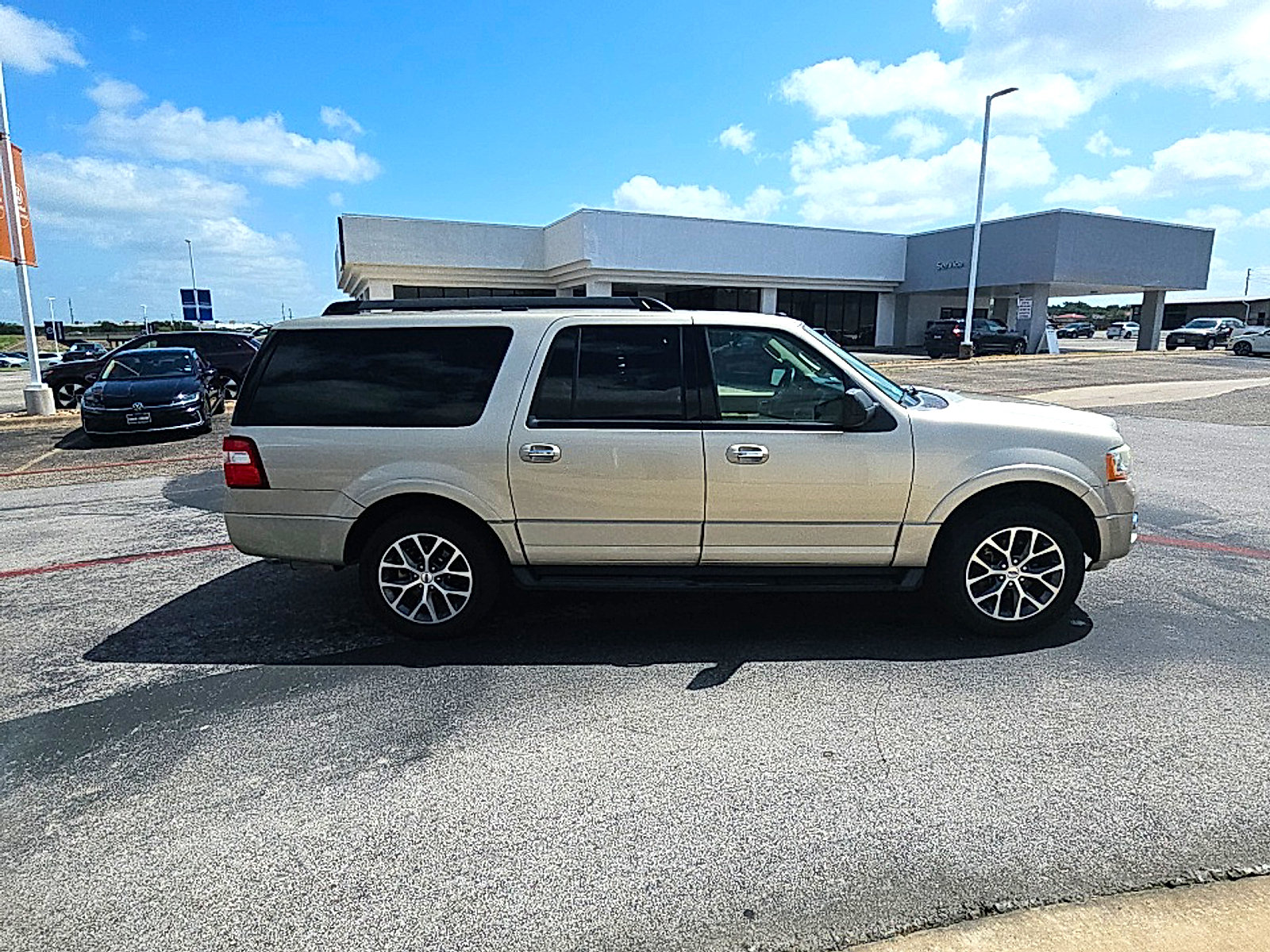 Used 2017 Ford Expedition EL XLT w/ Equipment Group 202A RWD image 4