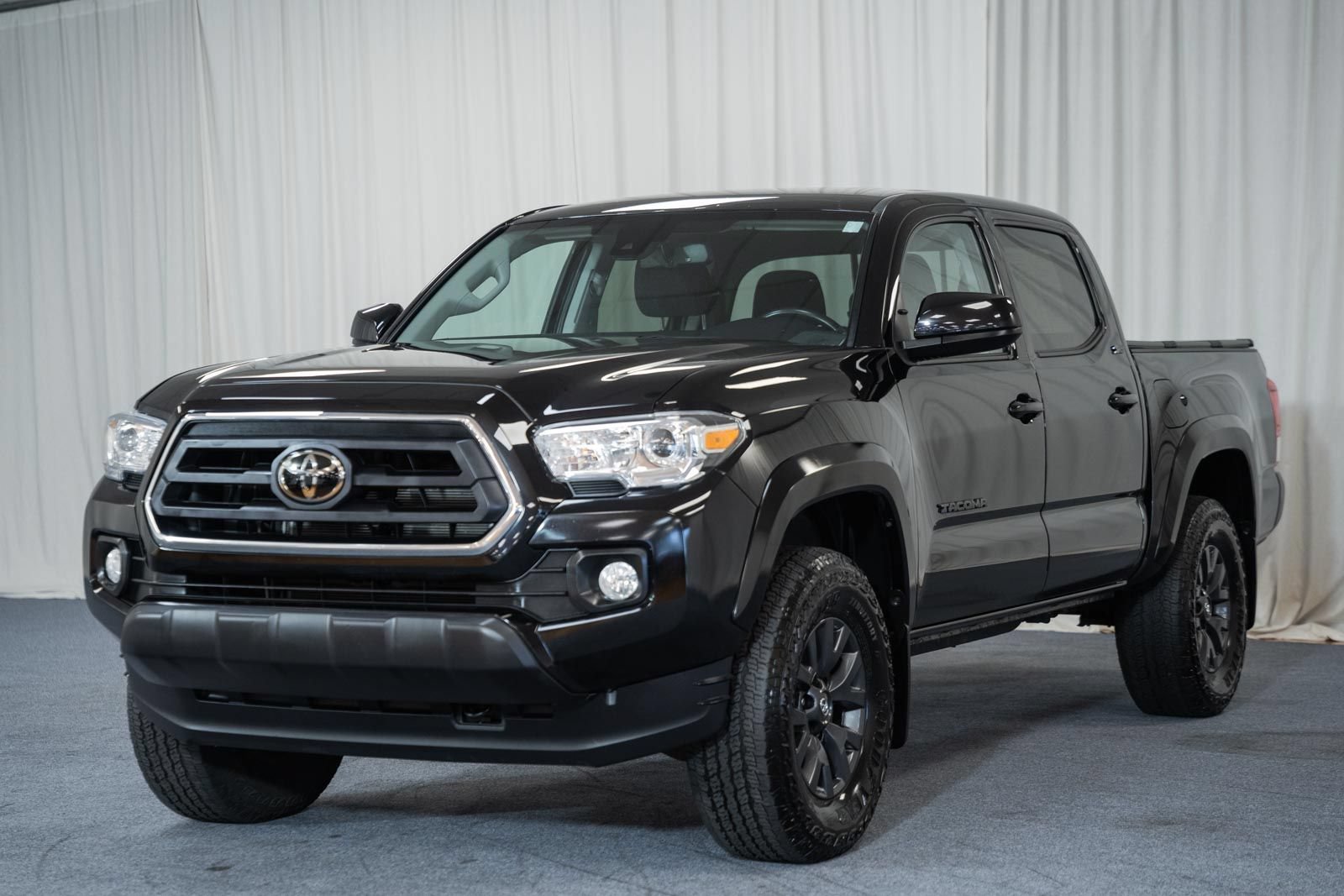 Used 2022 Toyota Tacoma SR5 AWD/4WD image 3