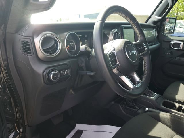 Used 2018 Jeep Wrangler Unlimited Sahara AWD/4WD image 17