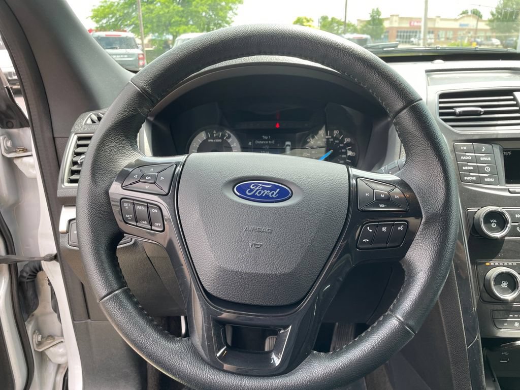 Used 2018 Ford Explorer XLT AWD/4WD image 18