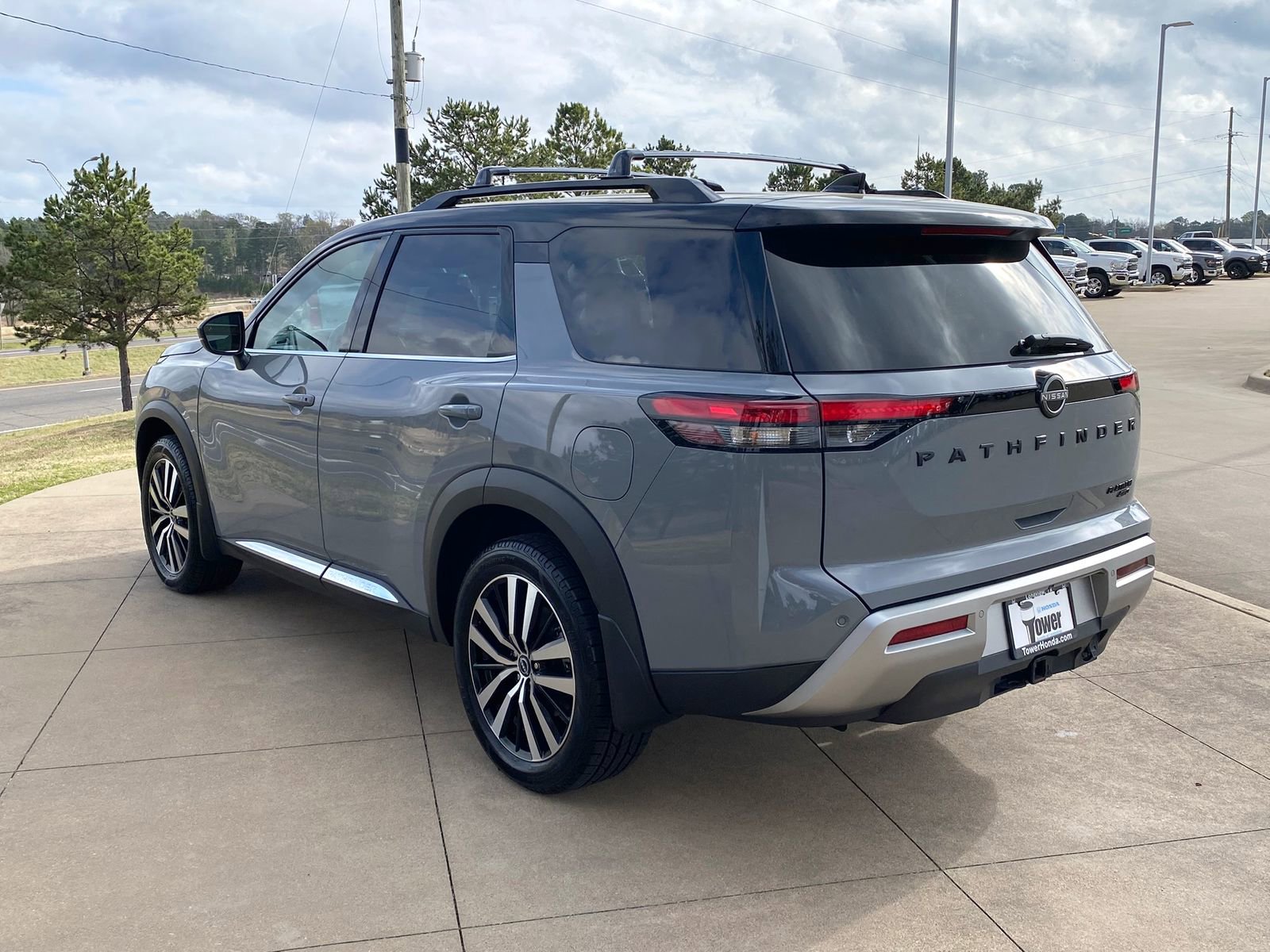 Used 2024 Nissan Pathfinder Platinum w/ Black Appearance Package image 4