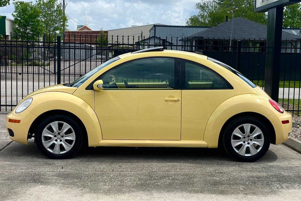 Used 2009 Volkswagen Beetle Coupe FWD image 4