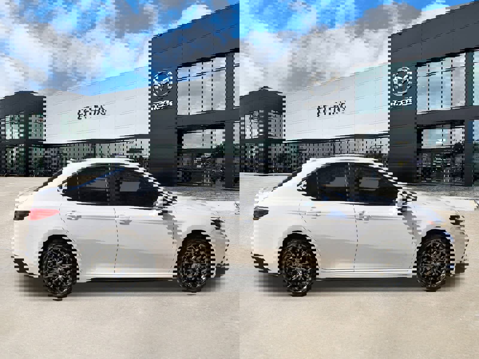 Used 2025 Toyota Camry SE image 5