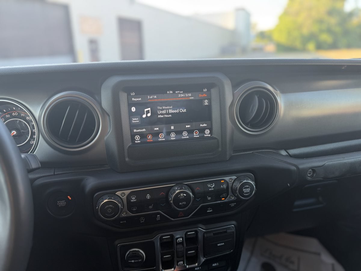 Used 2023 Jeep Gladiator Sport AWD/4WD image 19