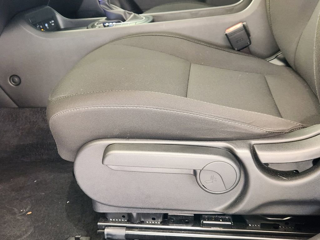 Certified 2025 Hyundai Kona SE image 24