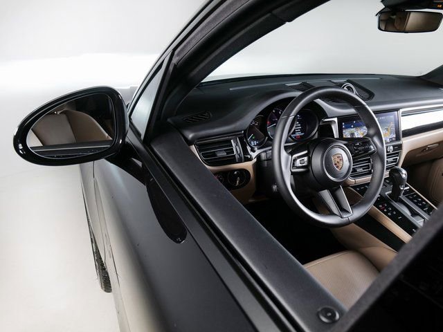 Certified 2025 Porsche Macan image 27