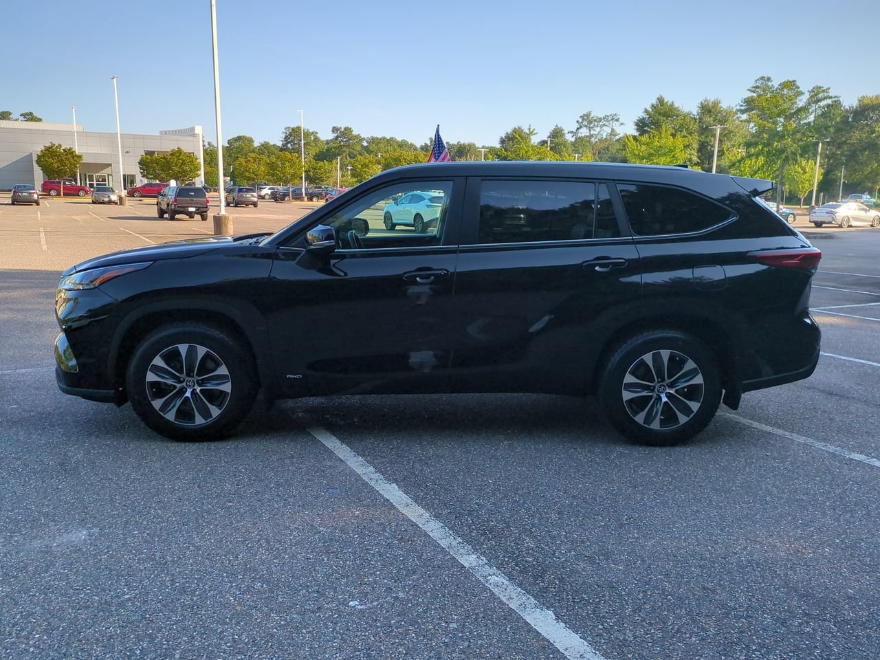 Used 2023 Toyota Highlander XLE AWD/4WD image 7