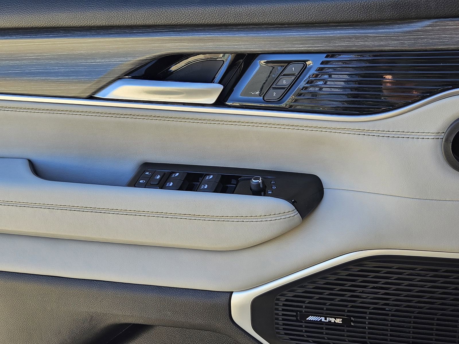 Used 2024 Jeep Wagoneer L Series II w/ Flexible Seating Group image 25