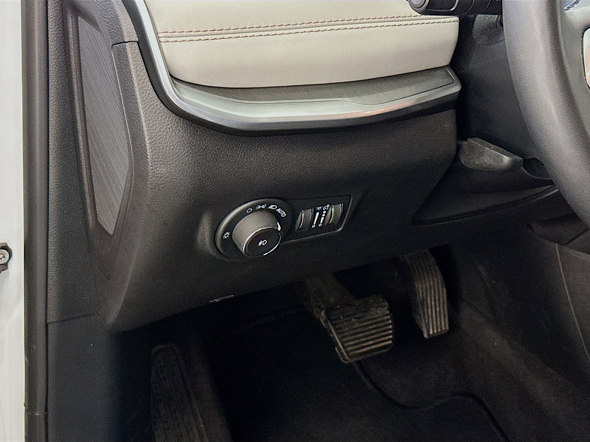 Used 2025 Jeep Compass Limited image 17