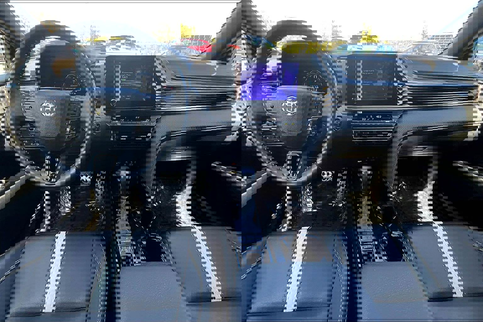 Used 2025 Toyota Camry SE image 14