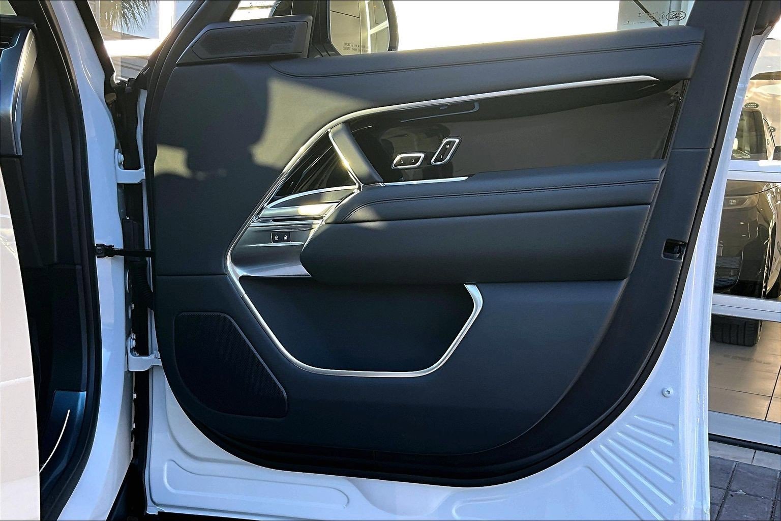 Used 2025 Land Rover Range Rover SE image 23