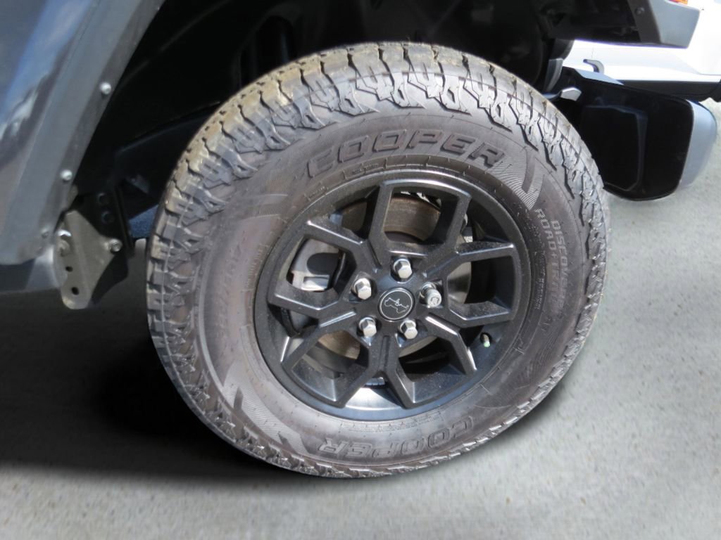Used 2024 Jeep Gladiator Willys image 11