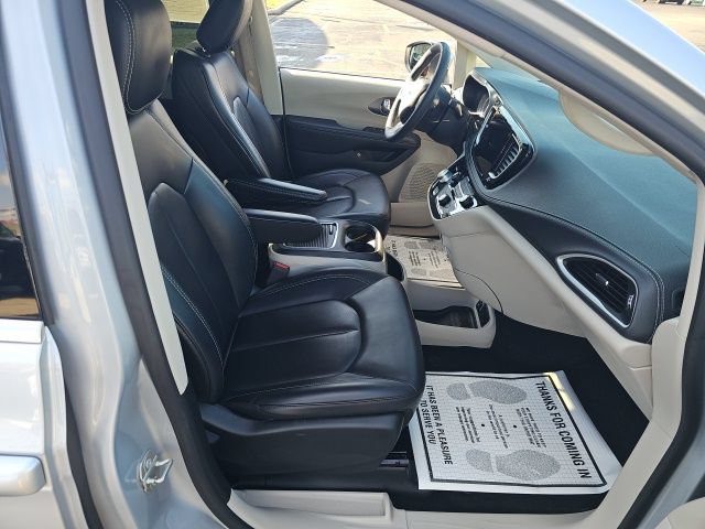 Used 2023 Chrysler Pacifica Touring-L FWD image 9