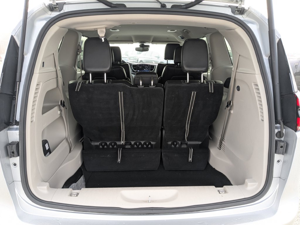 Used 2024 Chrysler Pacifica Touring-L FWD image 17