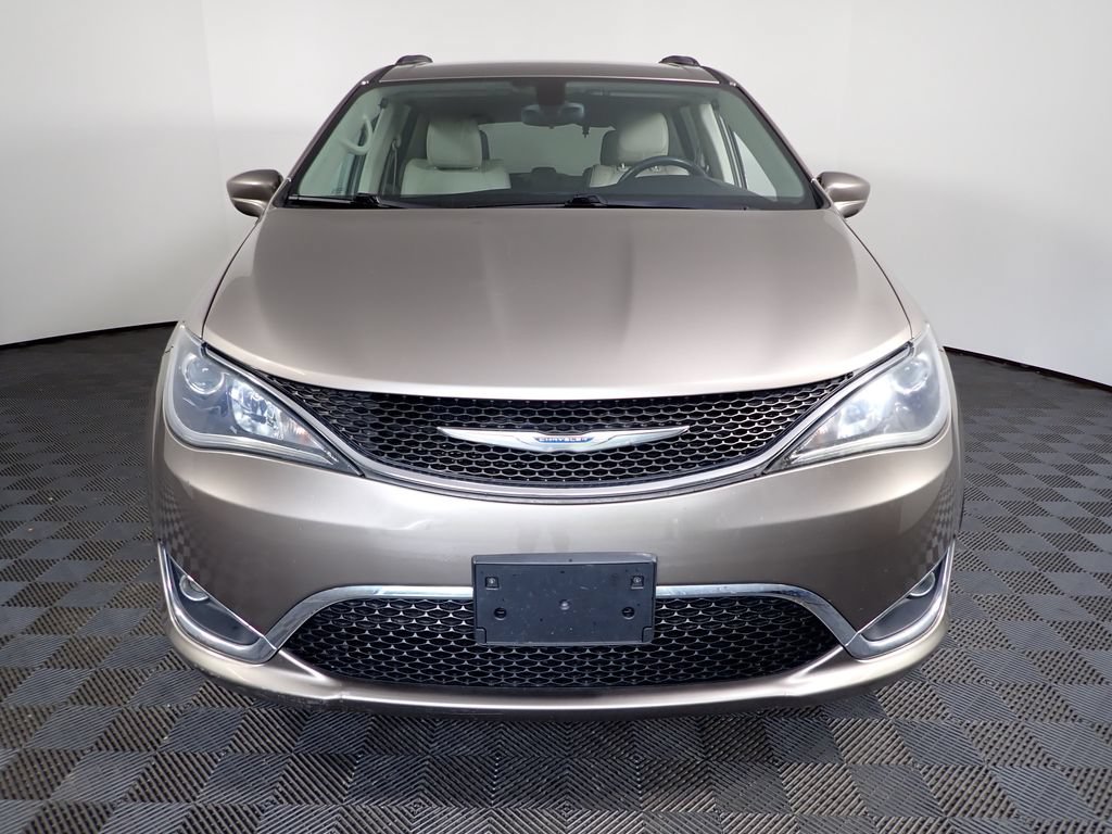 Used 2017 Chrysler Pacifica Touring-L w/ Tire & Wheel Group FWD image 10