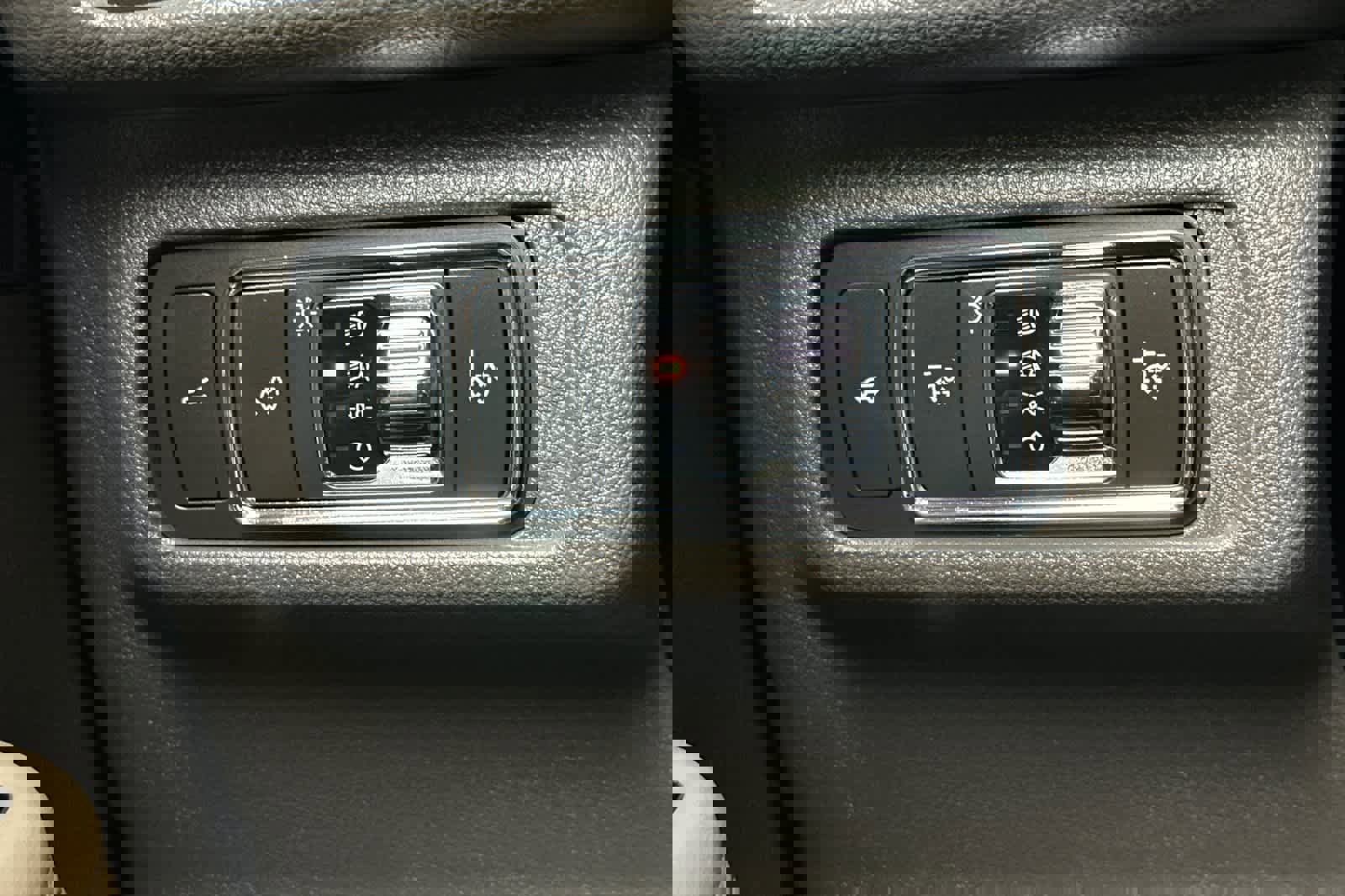 Used 2022 Lincoln Corsair FWD w/ Rear Removable Package Tray image 30