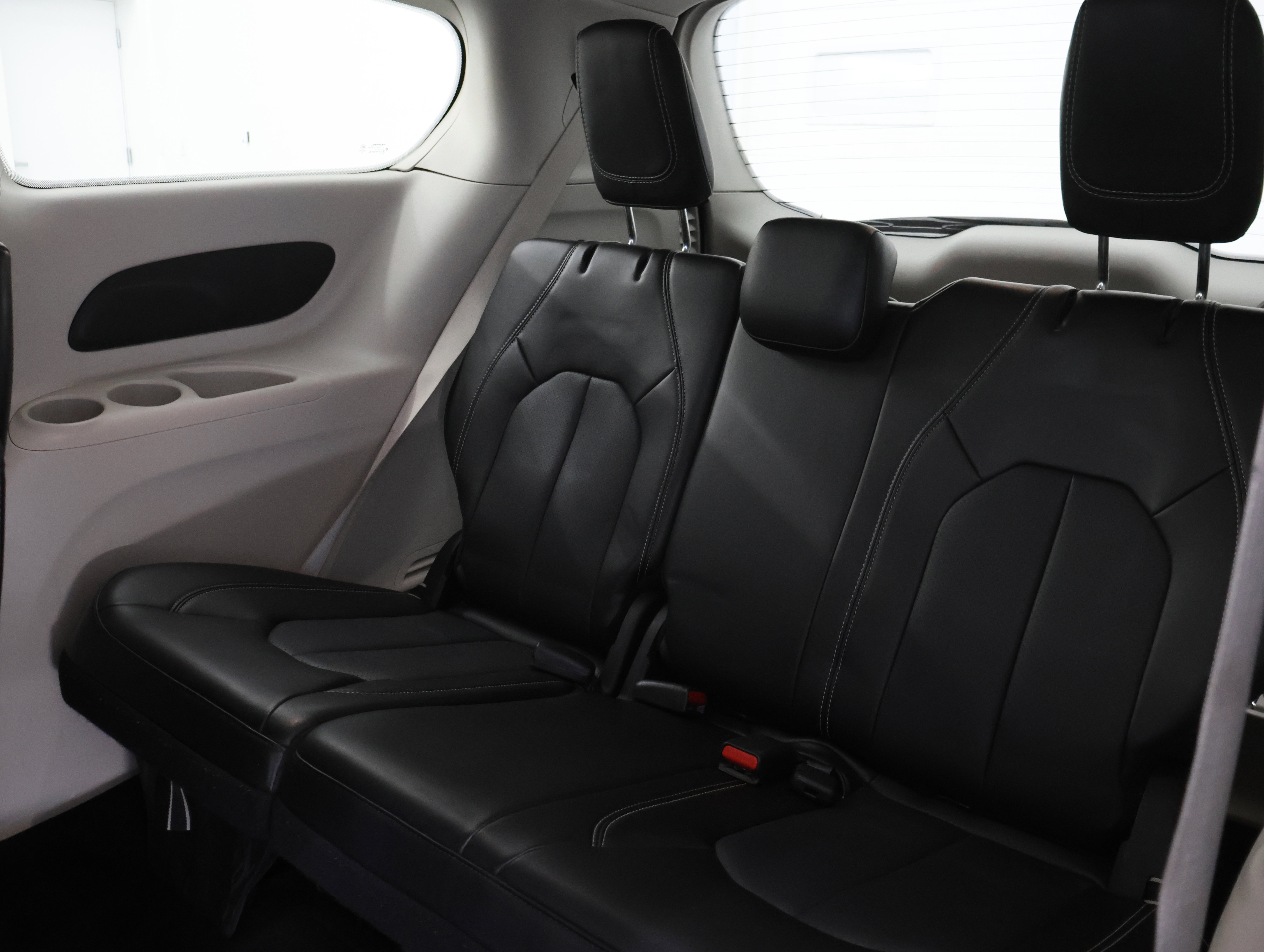 Used 2024 Chrysler Pacifica Touring-L FWD image 36