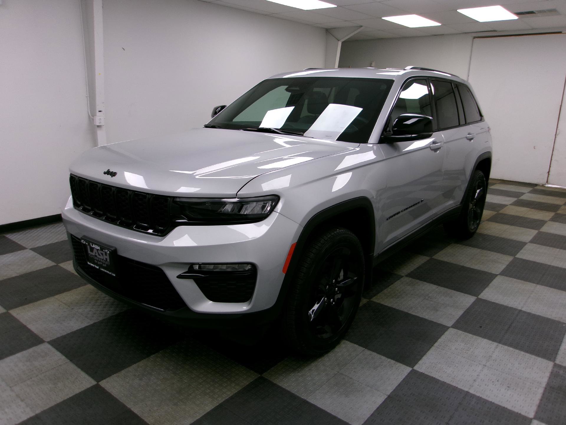 Used 2025 Jeep Grand Cherokee Limited w/ Black Appearance Package AWD/4WD image 1