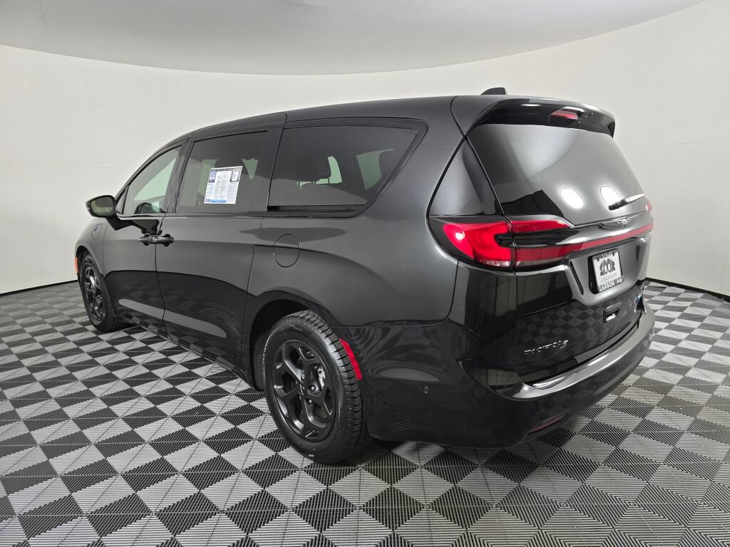 Used 2023 Chrysler Pacifica Limited w/ Uconnect Theater Family Group FWD image 5