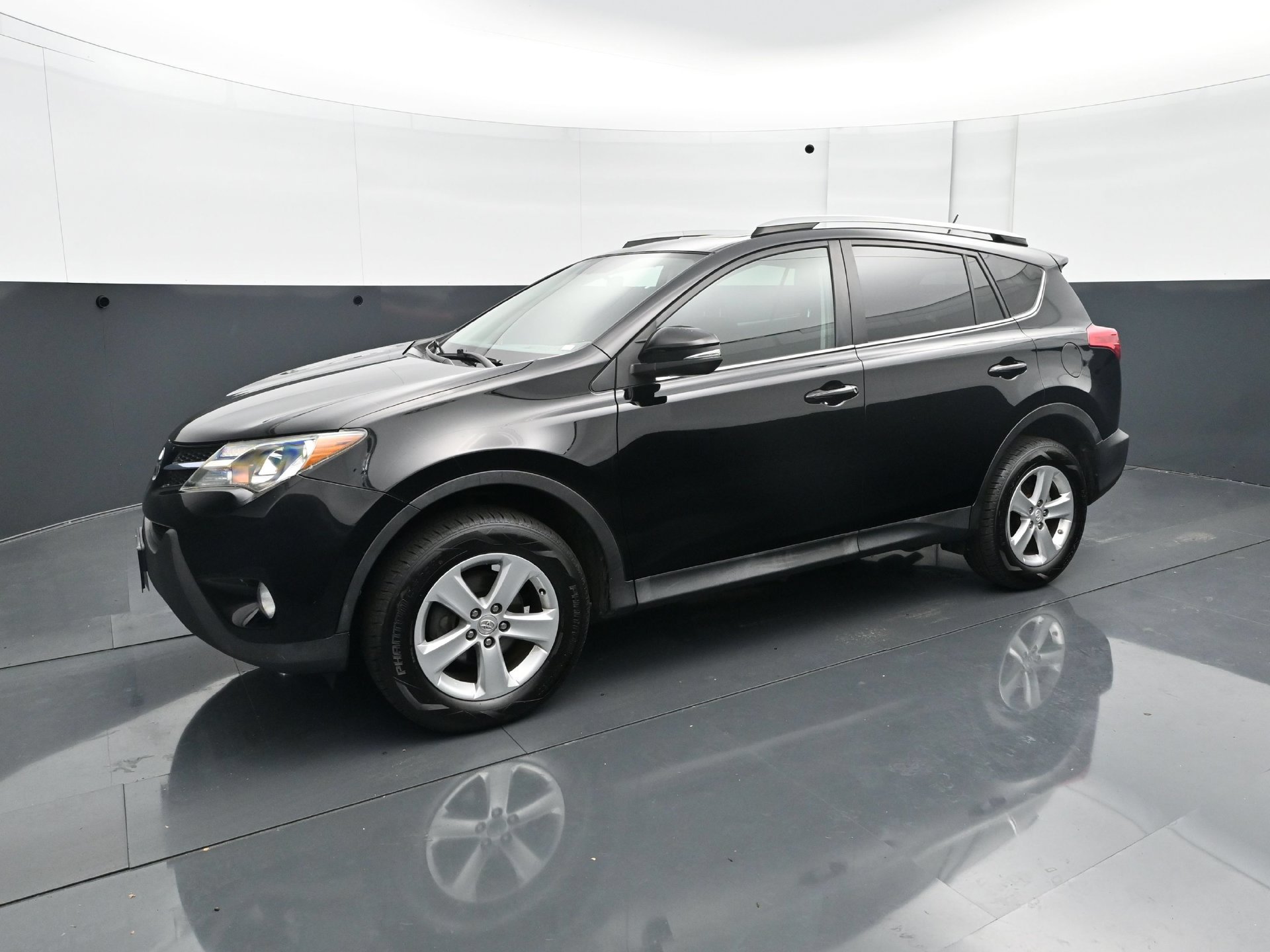 Used 2014 Toyota RAV4 XLE AWD/4WD image 2