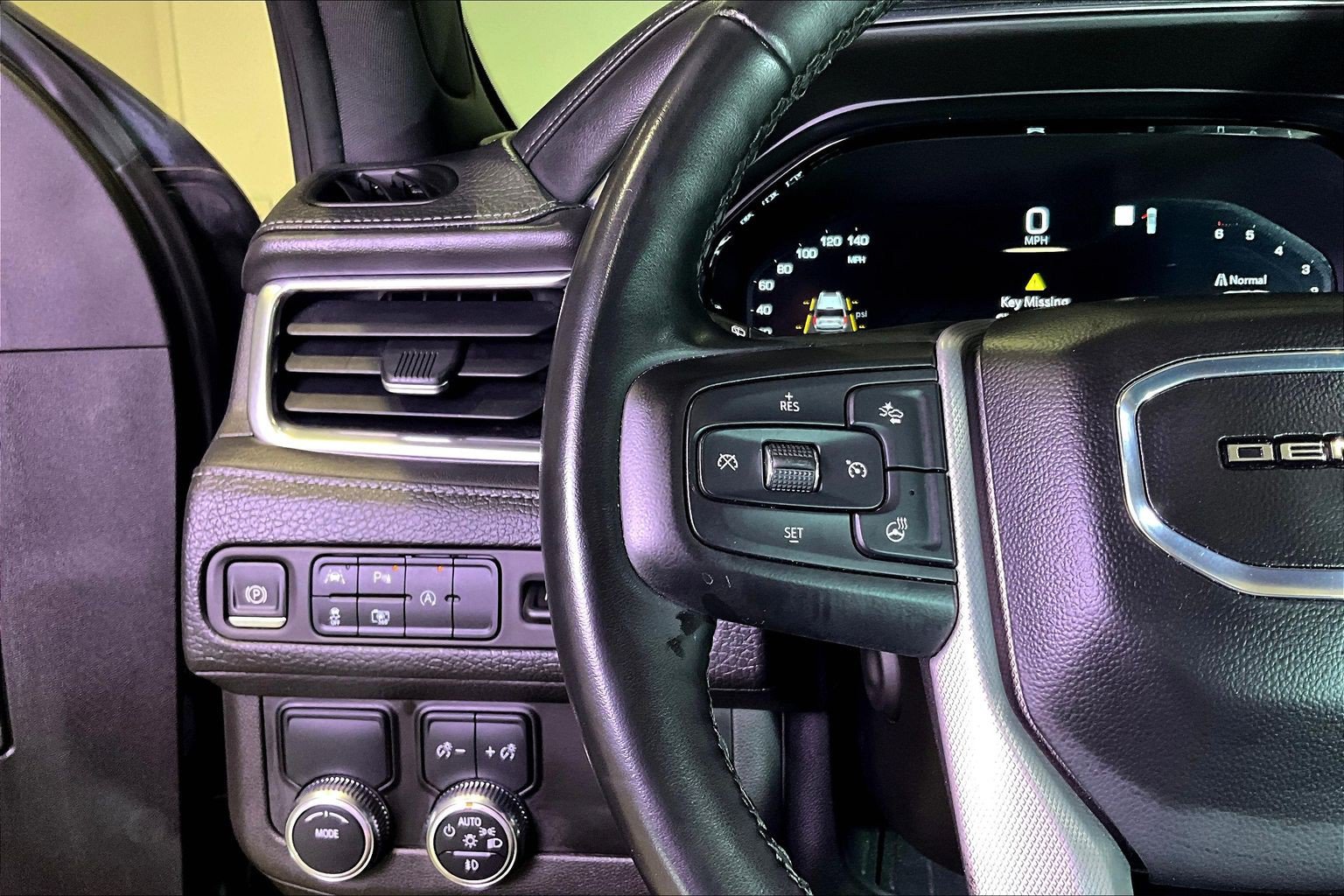 Used 2023 GMC Yukon XL Denali RWD image 12