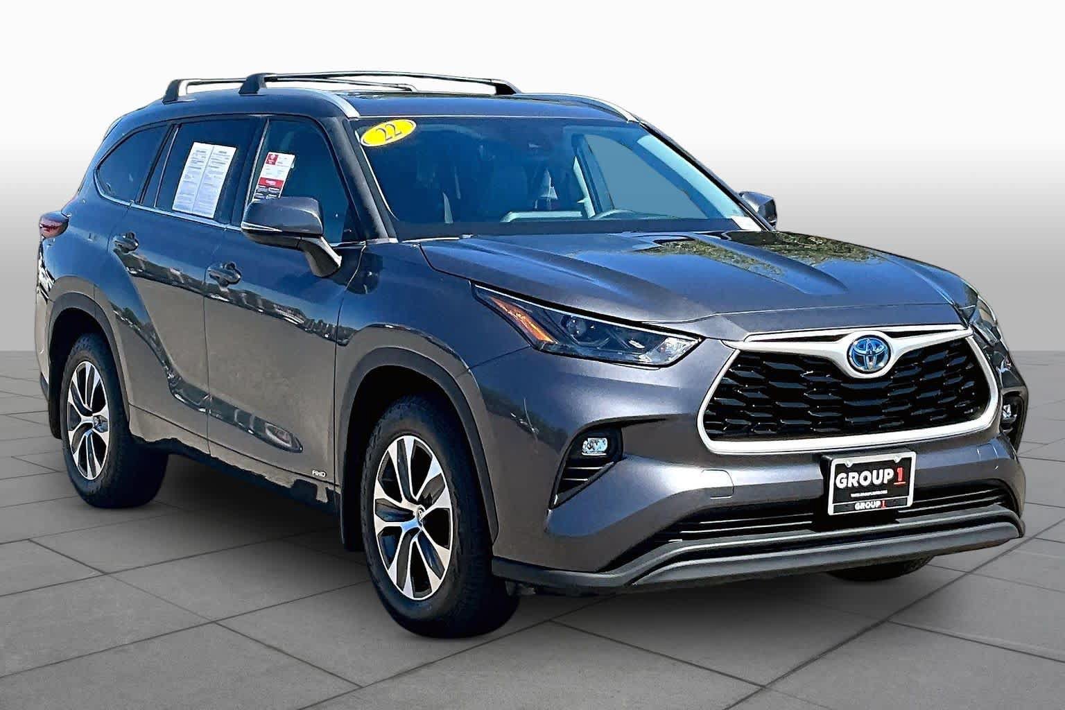 Used 2022 Toyota Highlander XLE AWD/4WD image 2