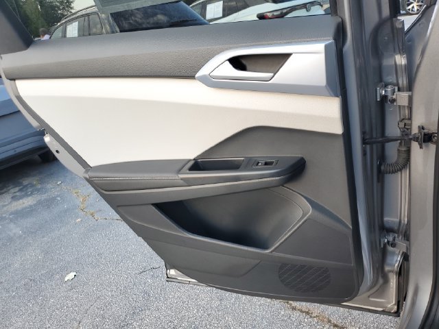 Certified 2025 Volkswagen Taos SE w/ Black Wheel Package FWD image 19