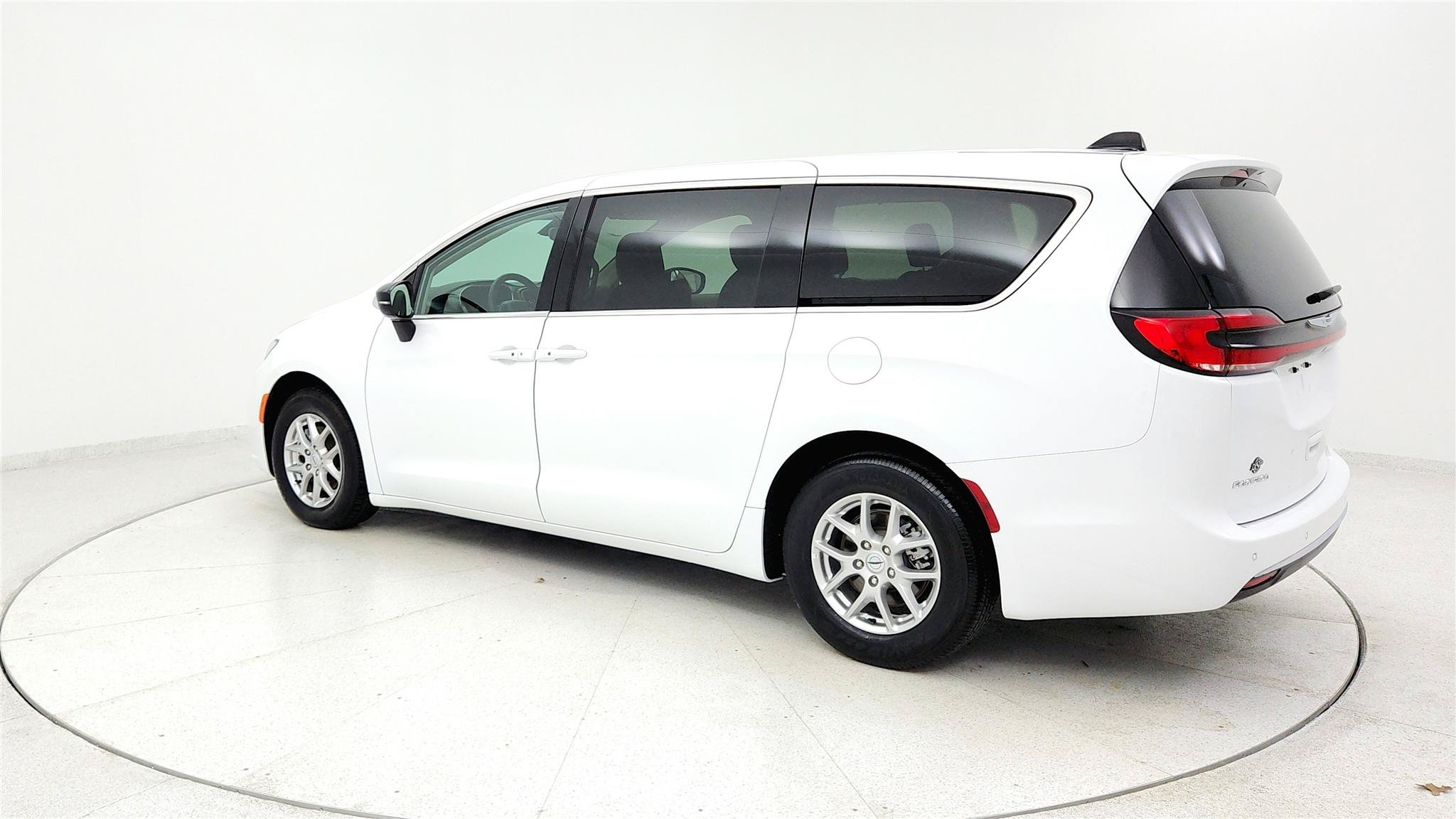 Used 2024 Chrysler Pacifica Touring-L FWD image 2