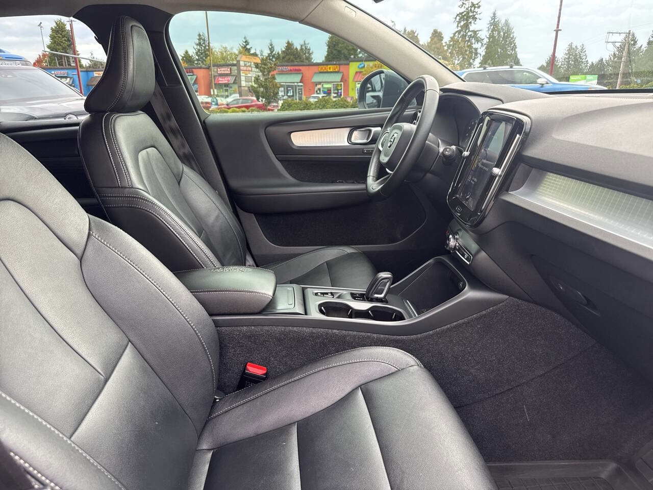 Used 2020 Volvo XC40 T5 Momentum w/ Protection Package Premier image 19